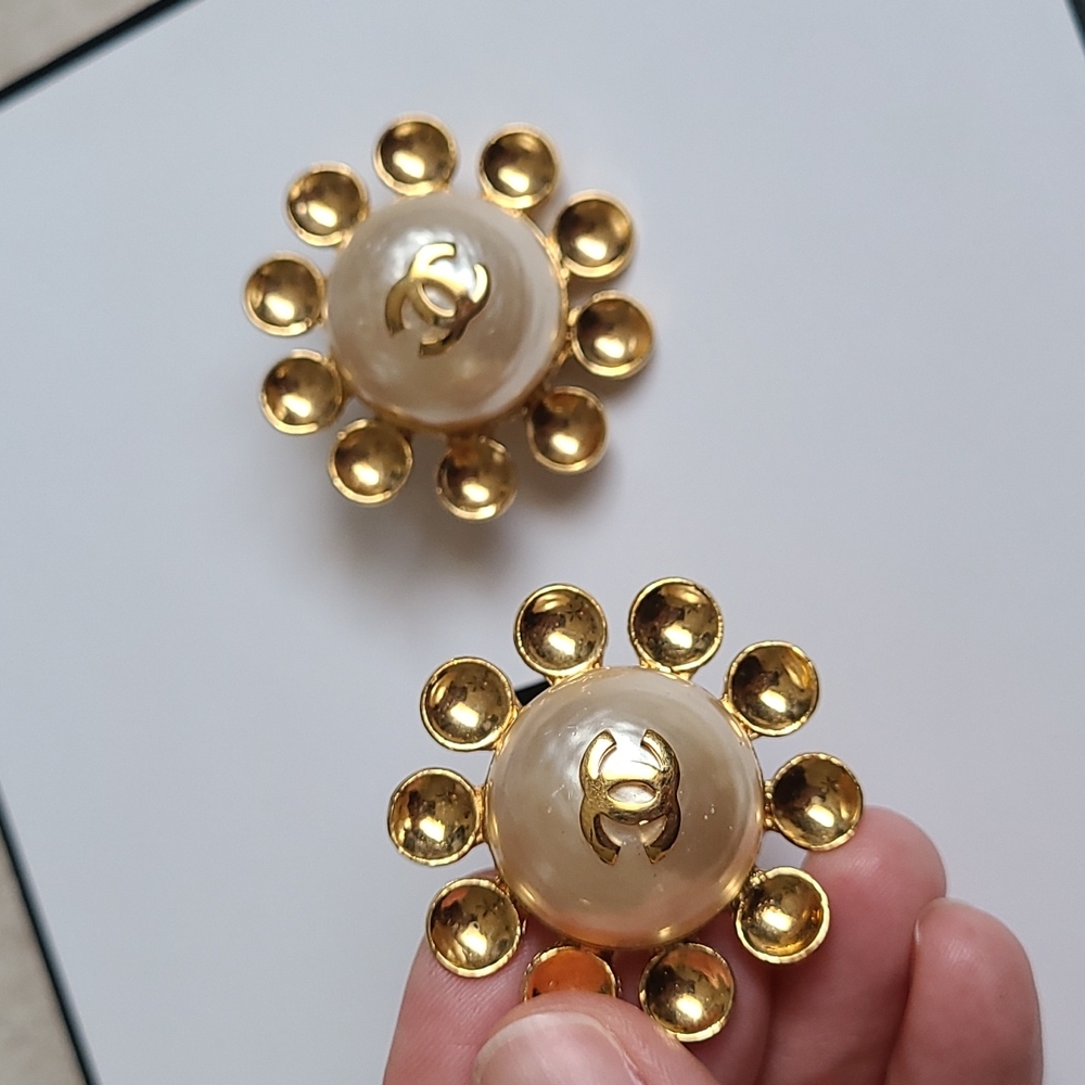 Authentic Chanel clip on earrings - Picture 8 of 16
